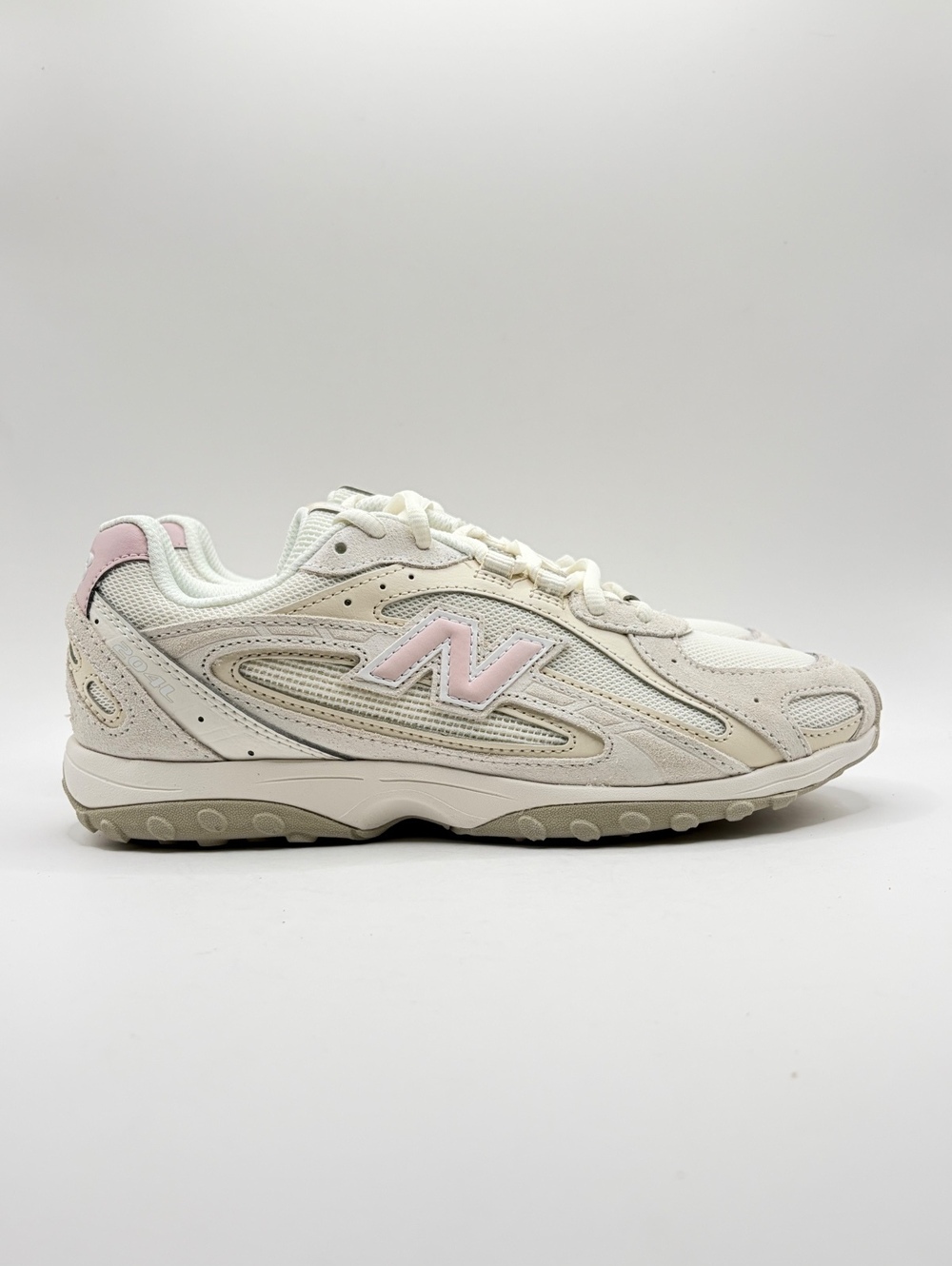 New Balance 204L Sneakers – White / Pink – Women’s Size 7